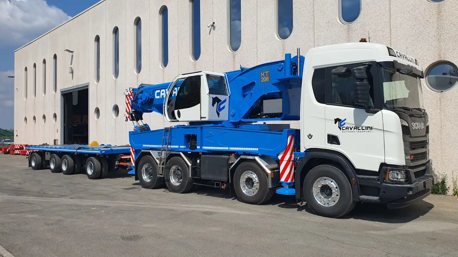servizio gru per spllevamenti speciali - autotrasporti cavallini