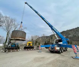 sollevamento materiale edilizio con gru - autotrasporti cavallini